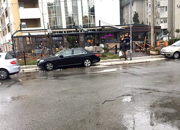 НАСЕЉЕ ФИЛМСКИ ГРАД: Проширио башту ресторана без дозволе?